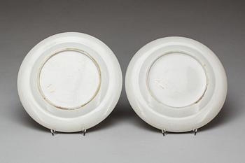 TALLRIKAR, 2 st. Famille rose s.k Mandarinporslin. Kina, Oianlong (1736-95).