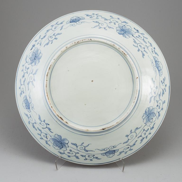 A large imari serving dish, Meiji (1868-1912).