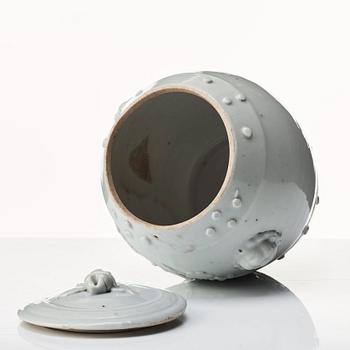 Burk med lock, porslin. Qing dynastin, Kangxi (1662-1722).