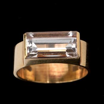 RING, 18k med bergkristall, Wiwen Nilsson, Lund, 1962. Vikt ca 4g.