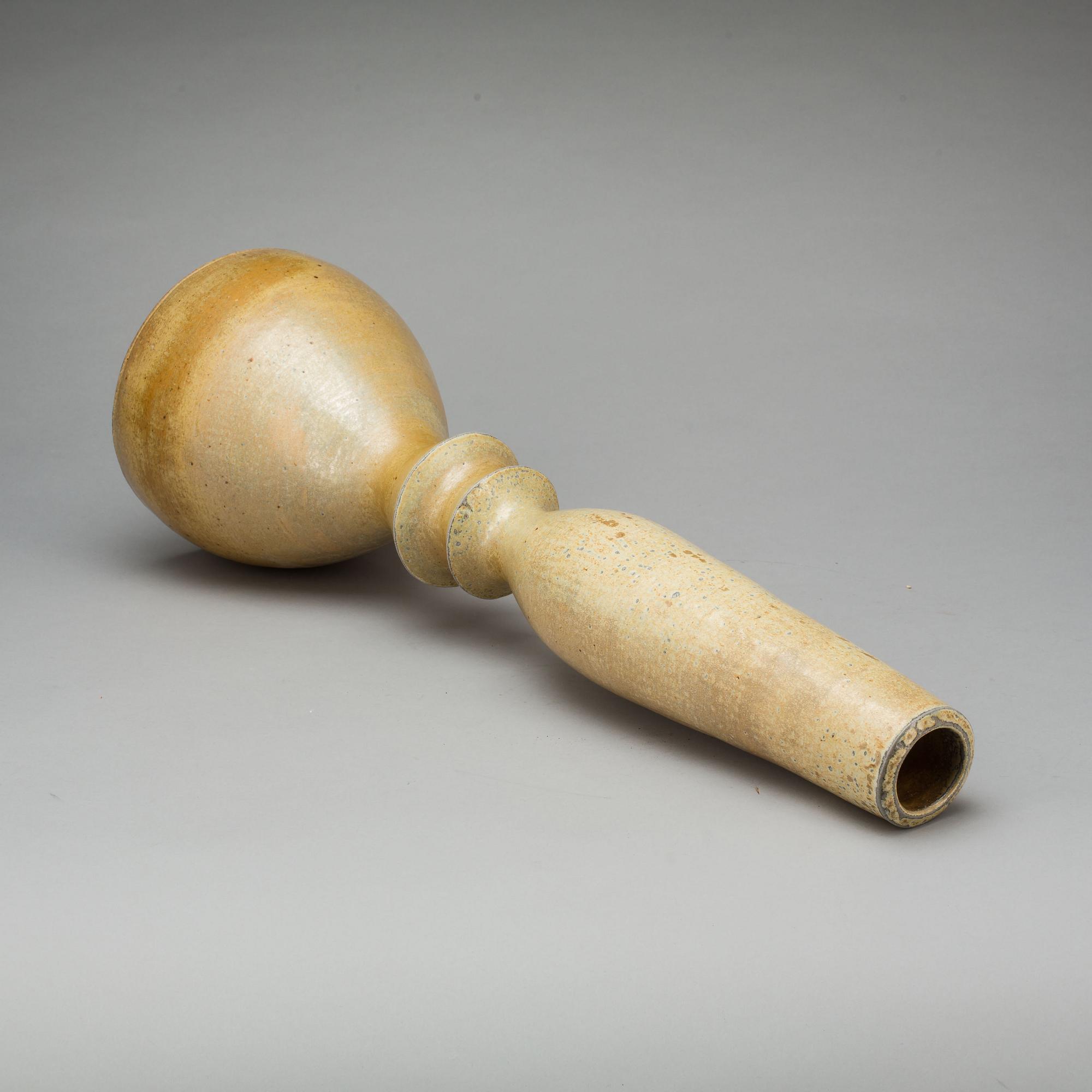 GOLVVAS, stengods. Signerad Berit Solås.