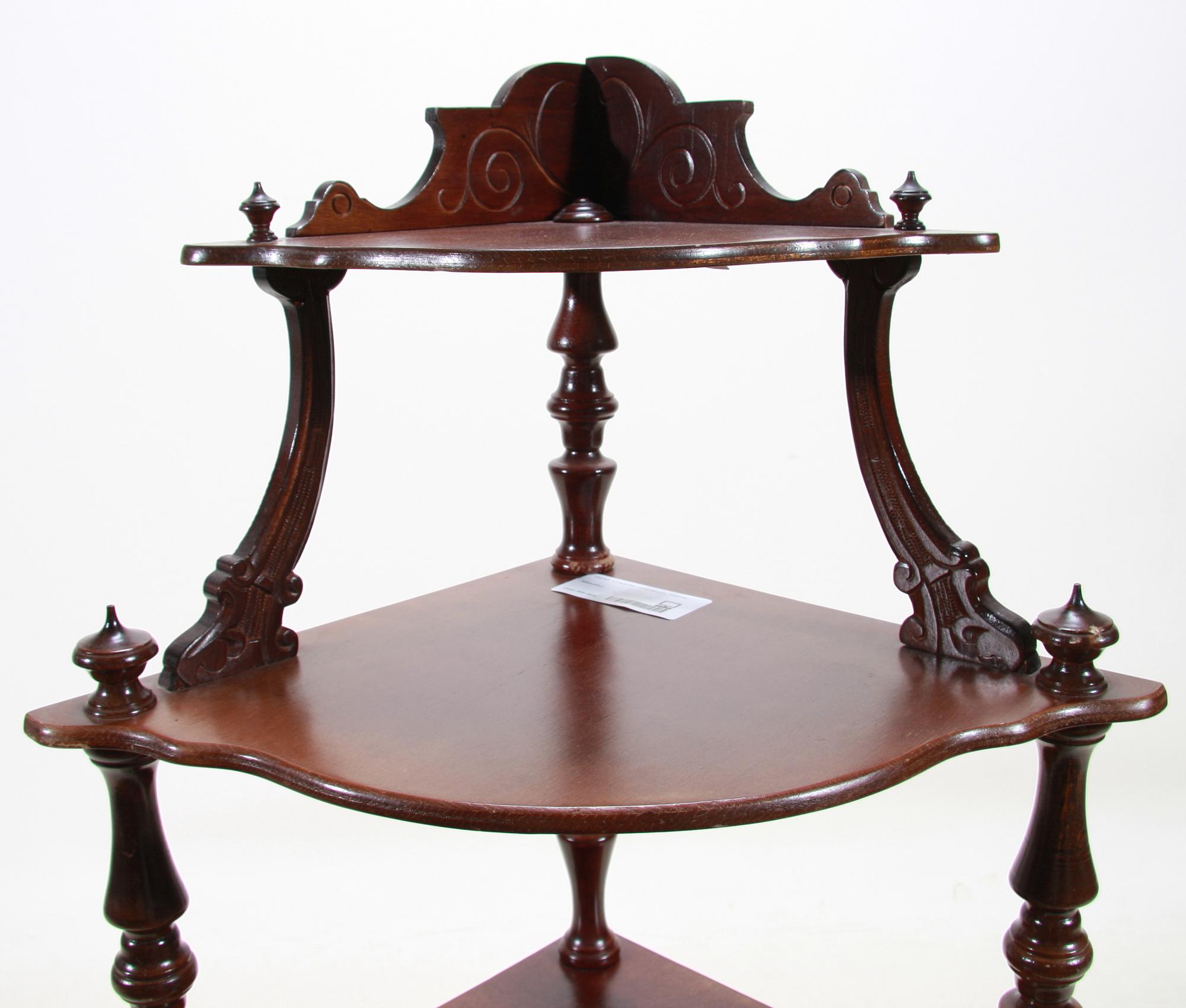 HÖRNETAGERE, nyrenässans, 1900-tal.