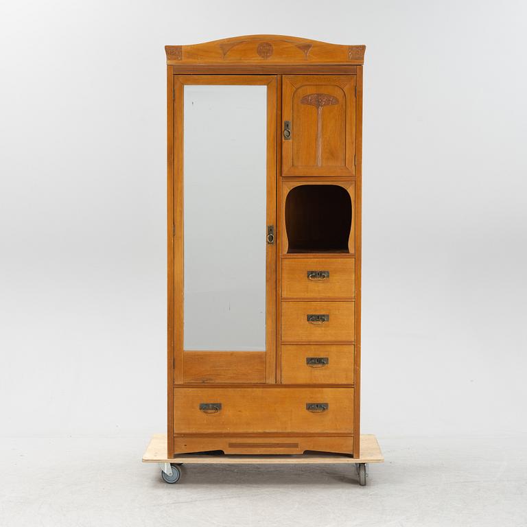 Klädskåp, jugend, 1900-talets början.