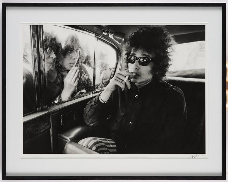 Berry Feinstein, “Bob Dylan, Fans Looking in Limo, London”, 1996.