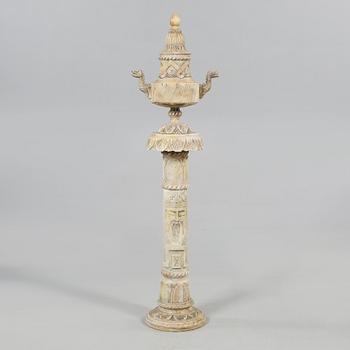 PIEDESTAL MED URNA, 4 delar, alabaster, 1900-tal.