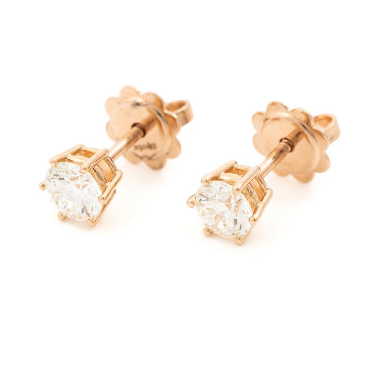 A pair of earrings in 18K gold set with round brilliant-cut diamonds.