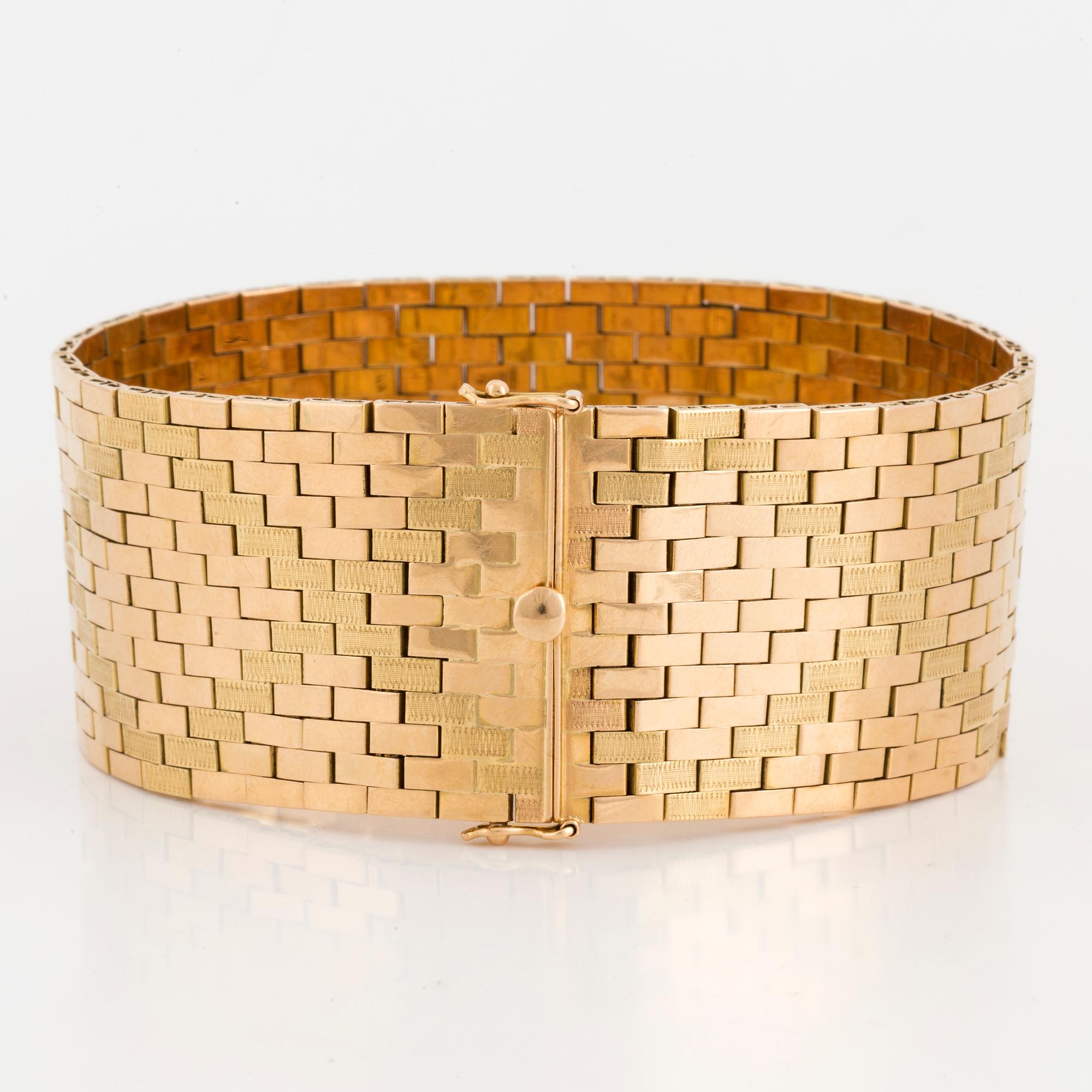 An 18K gold bracelet.