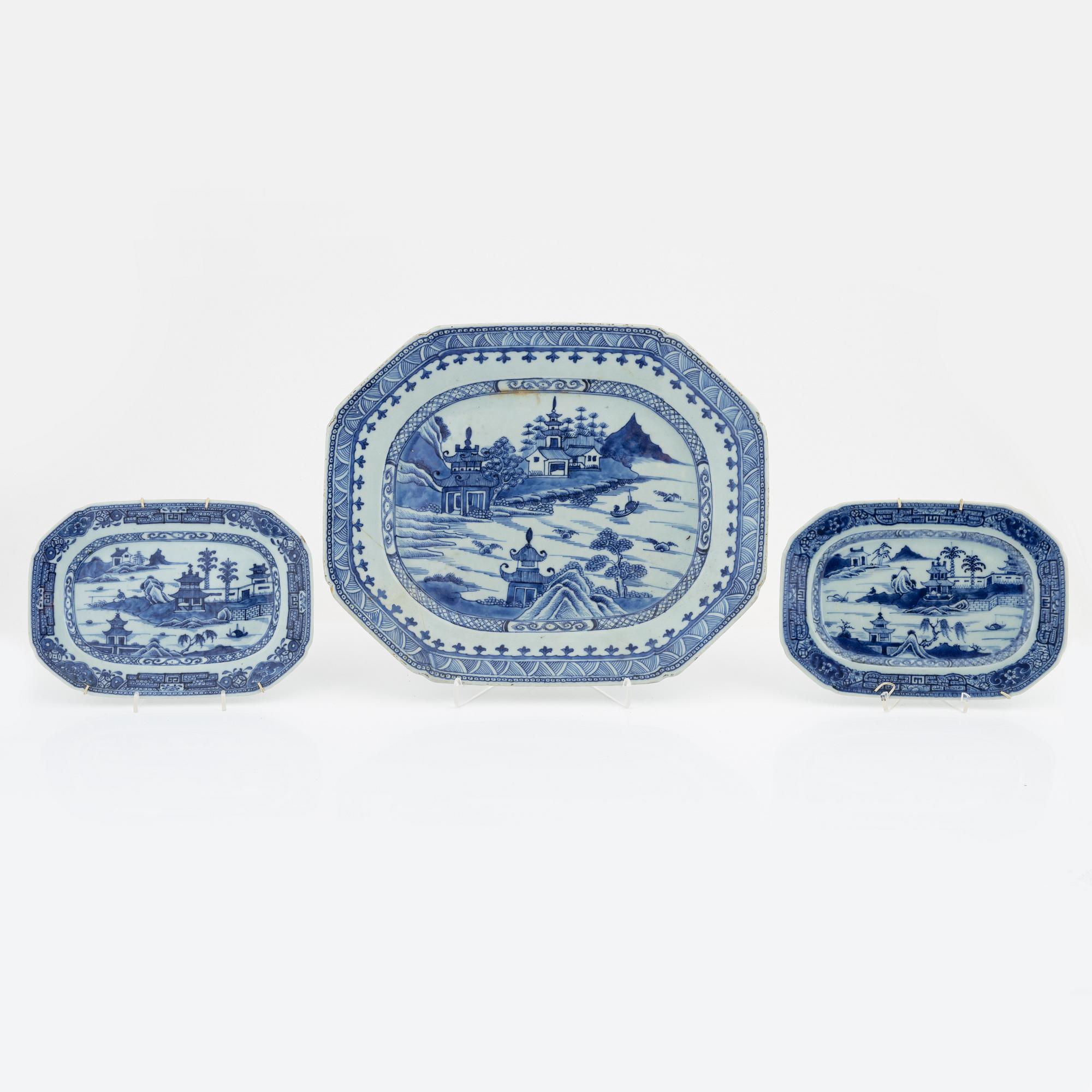 Stekfat, 3 st samt tallrikar, 3 st, kompaniporslin, Kina, Qing dynastin, 1700-1800-tal.