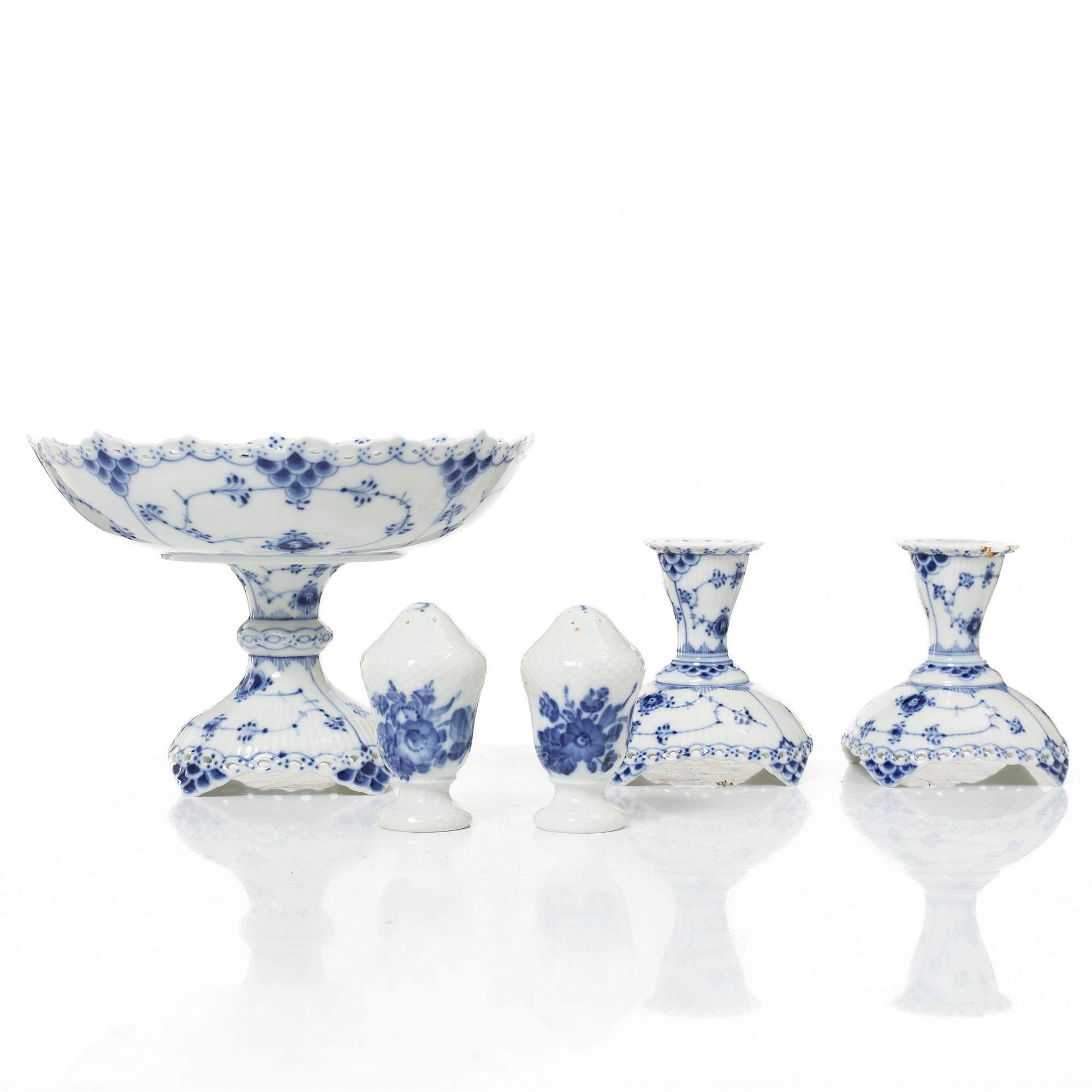 Royal Copenhagen, a set of five porcelain pieces, 'Musselmalet' / 'Blue Fluted' and 'Blå blomst', Denmark.