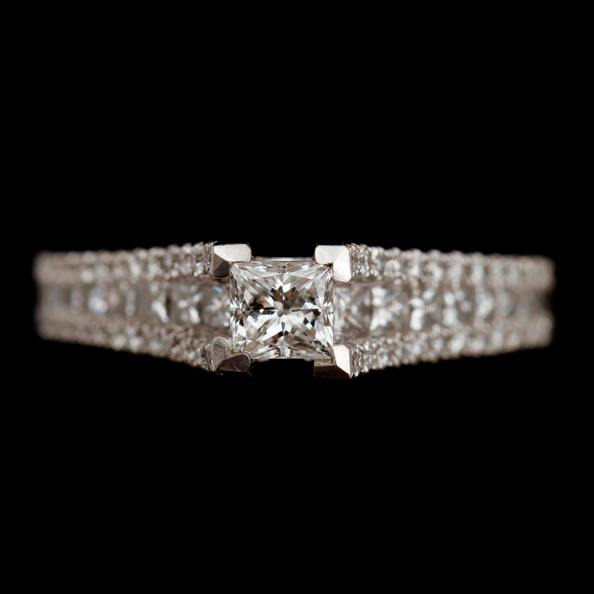 RING, 14 k vitguld, briljant och princesslipade diamanter, tot ca 1.0 ct.