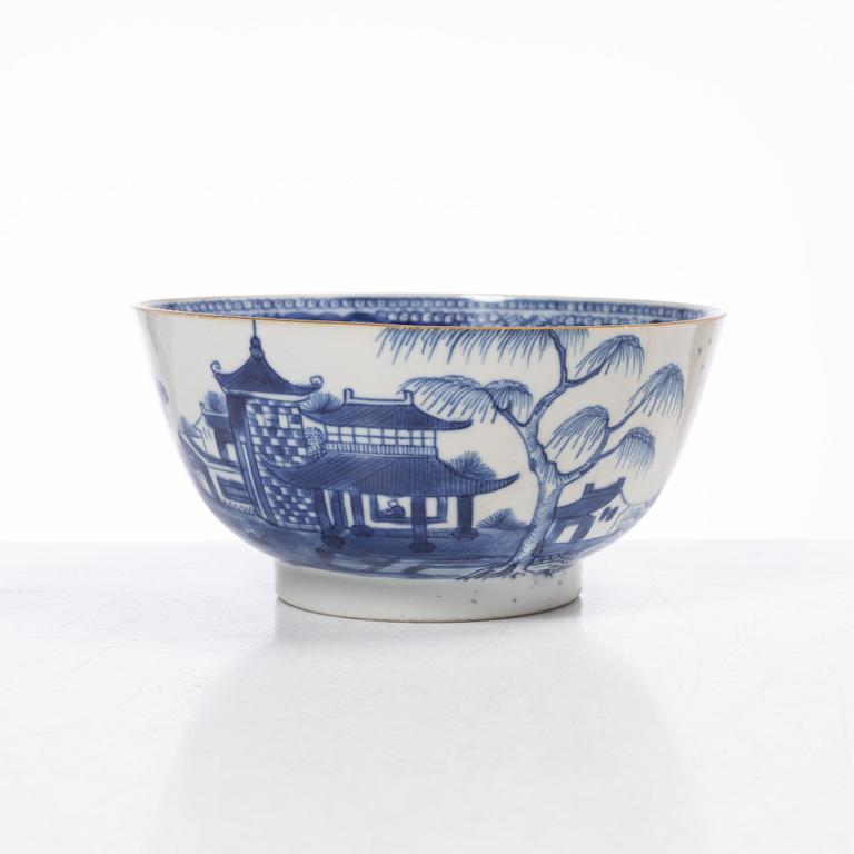 Five pieces of underglaze blue decorated porcelain, china, Qianlong (1736-95) & Jiaqing (1796-1822).