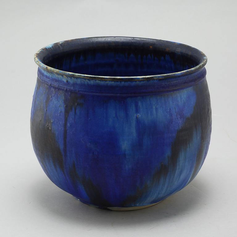 A stoneware pot by Carl Olaf Olsen, signed and dated 1983.