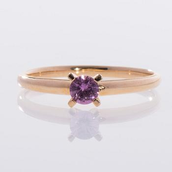 RING, 18K guld, natural pink safir ca 0,20 ct. Vikt 2,1 g.