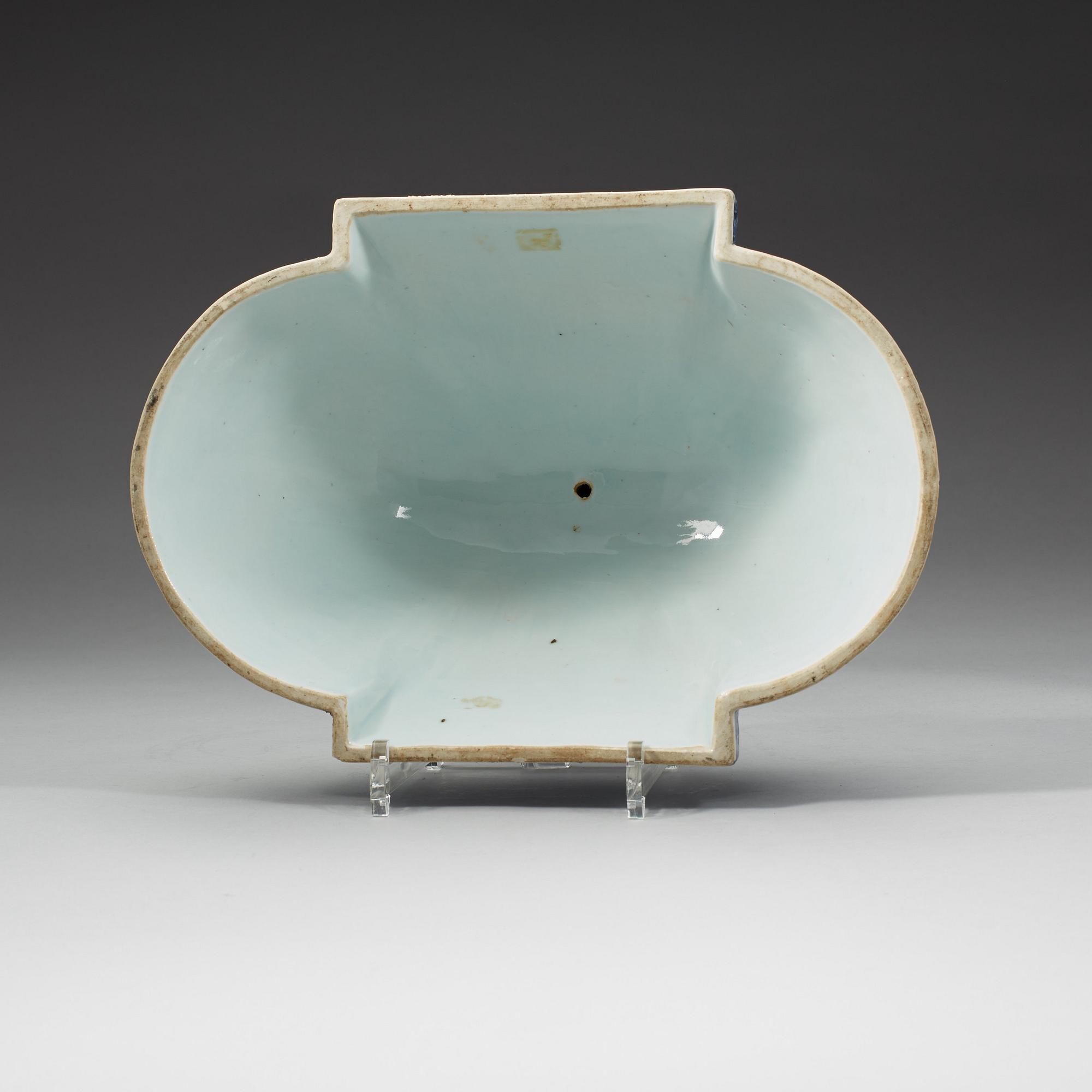 A blue and white dish with cover, Qing dynasty, Yongzheng (1723-35).