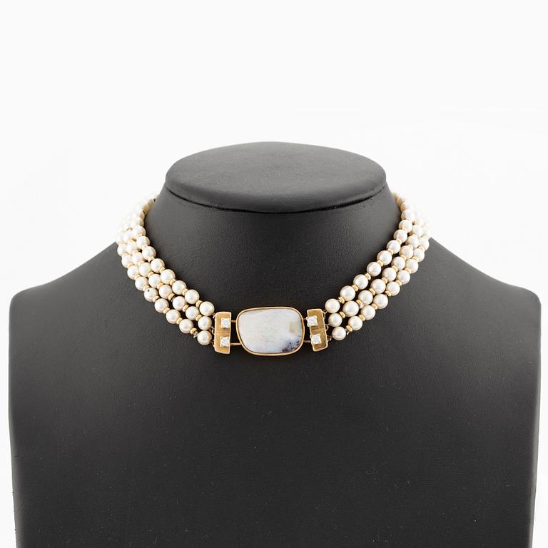 Necklace with cultured pearls, 14K gold clasp with opal and round brilliant-cut diamonds.