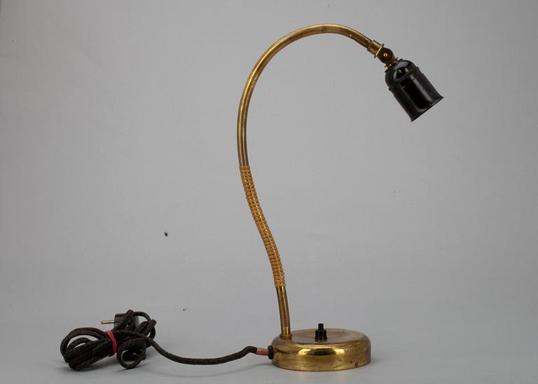 BORDSLAMPA, mässing och rotting, sannolikt Paavo Tynell, tillverkare Idman.
