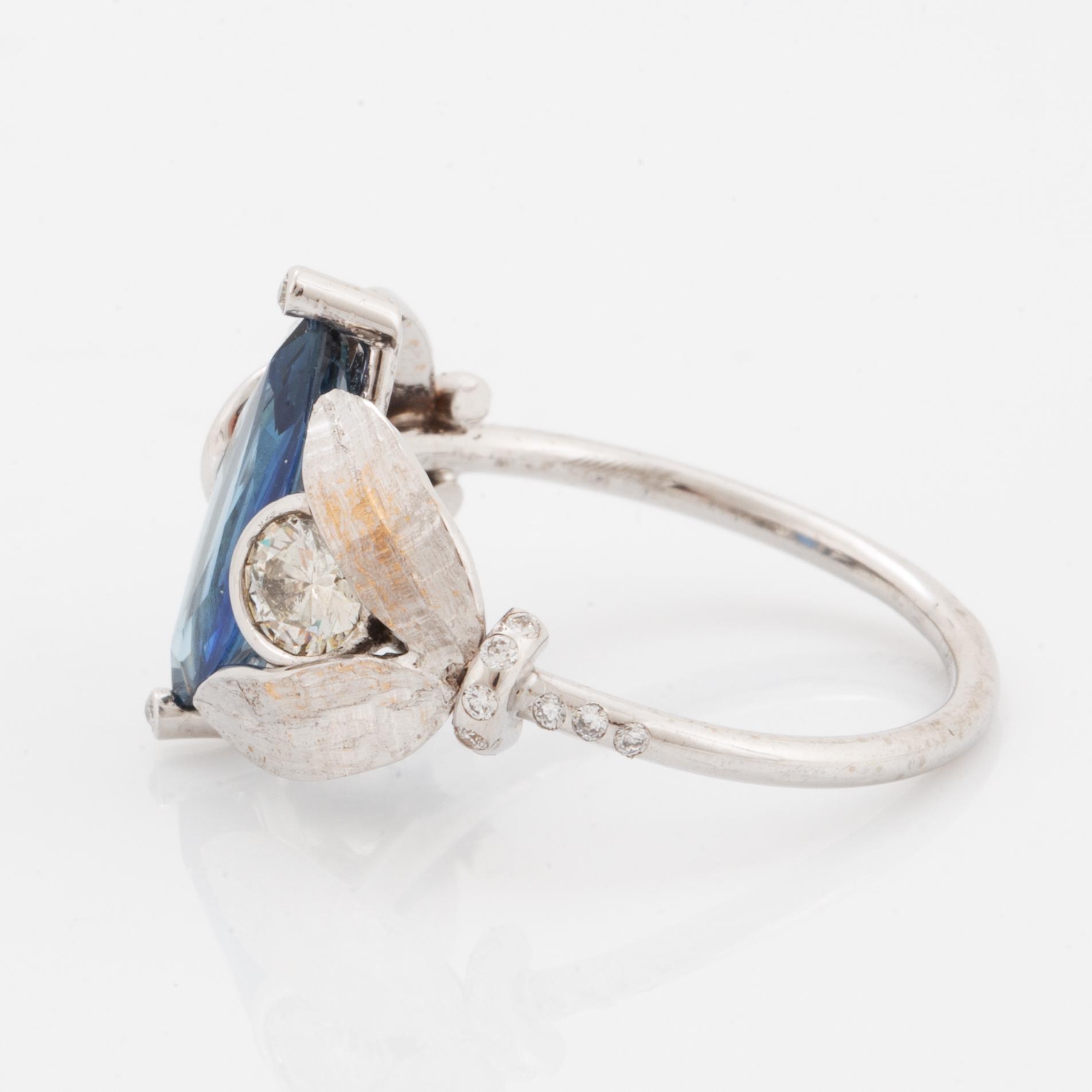 RING, med navettslipad blå safir och briljantslipade diamanter.