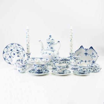 Servis ca 51 dlr "Musselmalet, hel och halvblonde" Royal Copenhagen Danmark porslin sent 1900-tal.