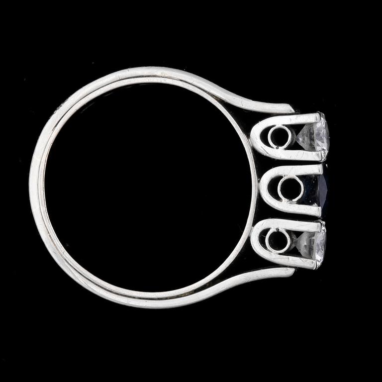 RING, 18k vitguld med briljantslipad safir ca0,50ct enl gravyr och diamanter tot ca0,70ct. Stockholm, 1977. Vikt 8,8g.