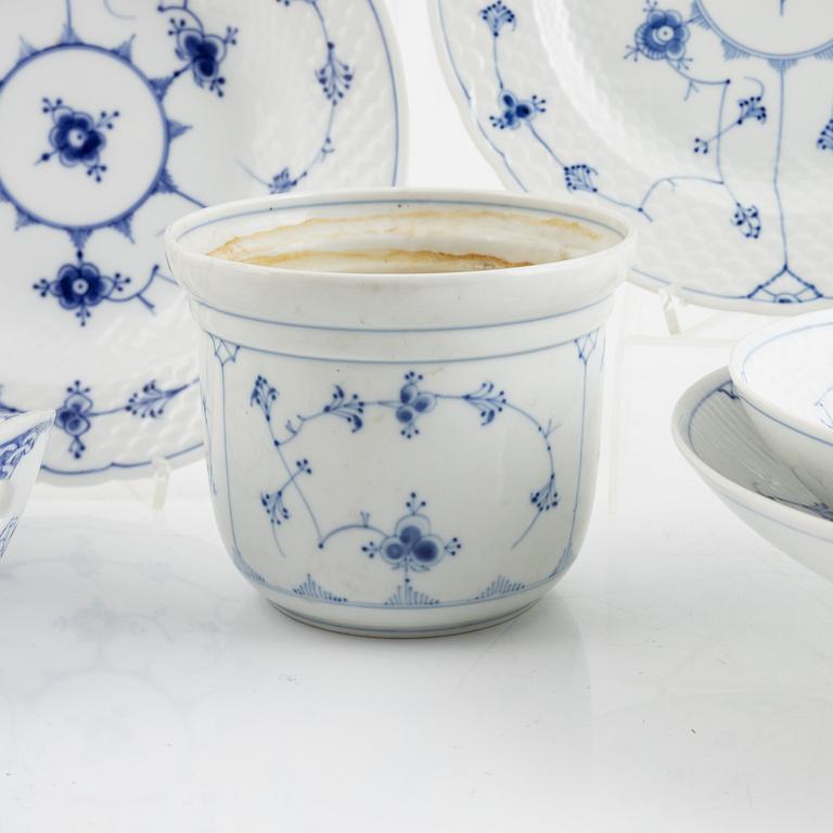 Mat-och kaffesrevis, porslin, 113 delar, "Musselmalet", Bing & Grøndahl, Danmark.