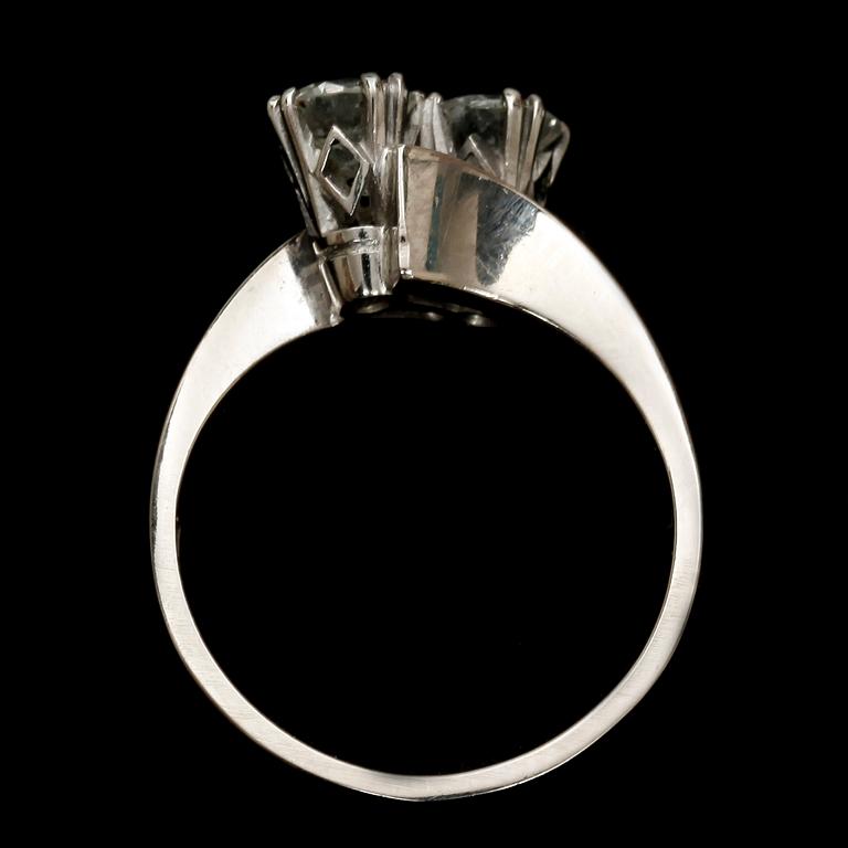 RING, 18k vitguld med två briljantslipade diamanter tot ca 0,82 ct. Vikt 4,8 g.