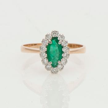 RING, markisslipad smaragd, briljantslipade diamanter, 14K guld. Matti Valkila, Helsinki 1995.