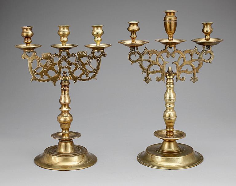 KANDELABRAR, 2 st, mässing. Barockstil med äldre delar.