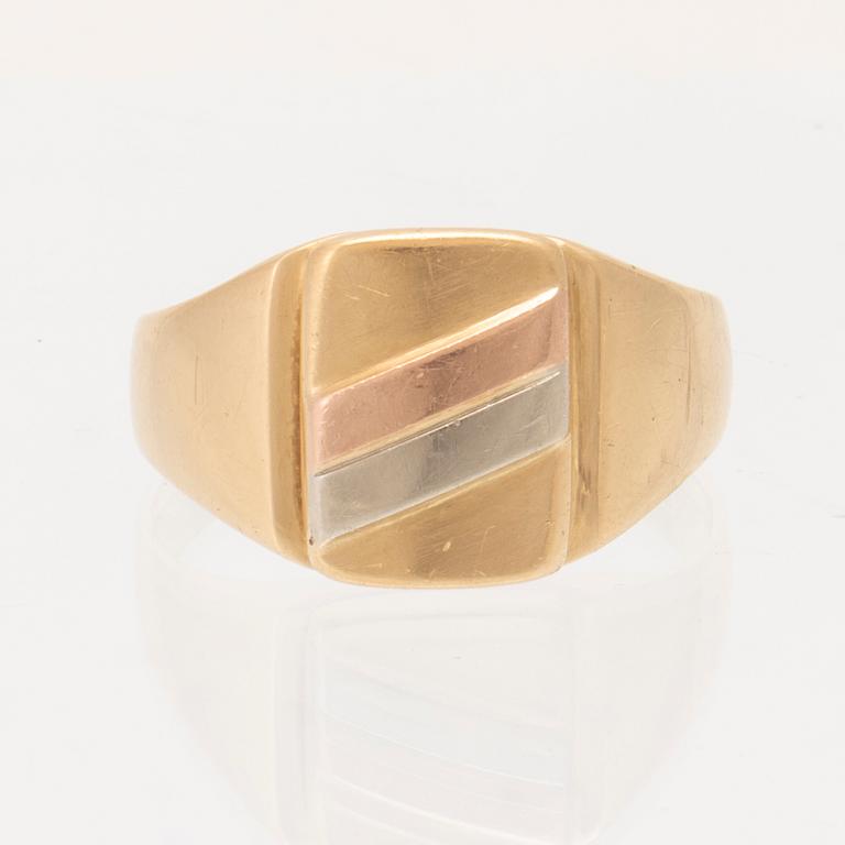 An 18K white, rosé and red gold ring.