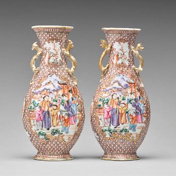 A pair of famille rose vases, Qingdynastin, Qianlong (1736-95).