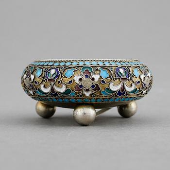 SALTKAR, silver, emalj, Ryssland omkring 1900. Vikt ca 30 gram.