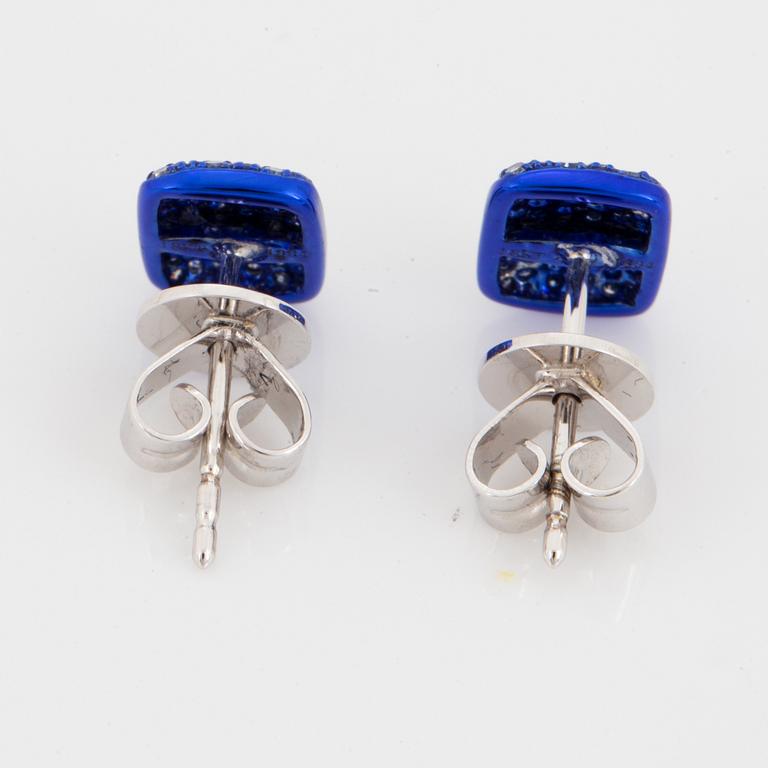ÖRHÄNGEN, blå emalj med briljantslipade diamanter.