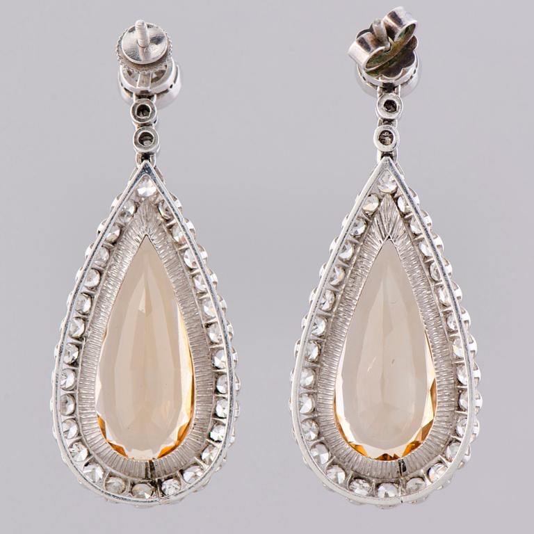 KORVAKORUT, viistehiotut topaasit, vanha- ja 8/8-hiotut timantit, platinaa.