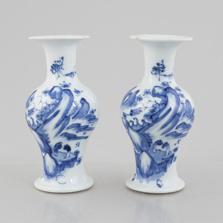 Vaser, ett par, porslin, Qingdynastin, 1800-tal.