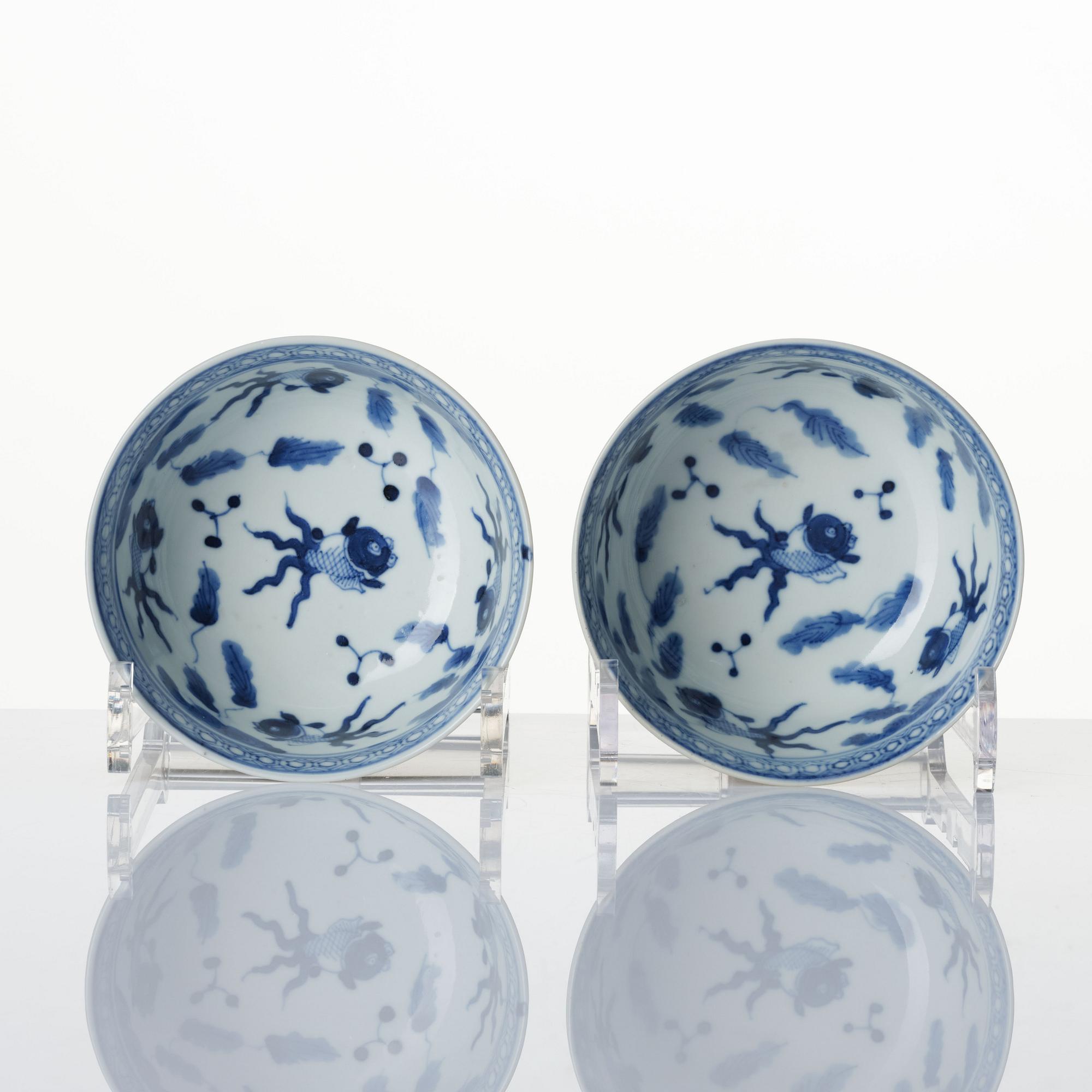 A pair of blue and white bowls. Qing dynasty, 18th century.