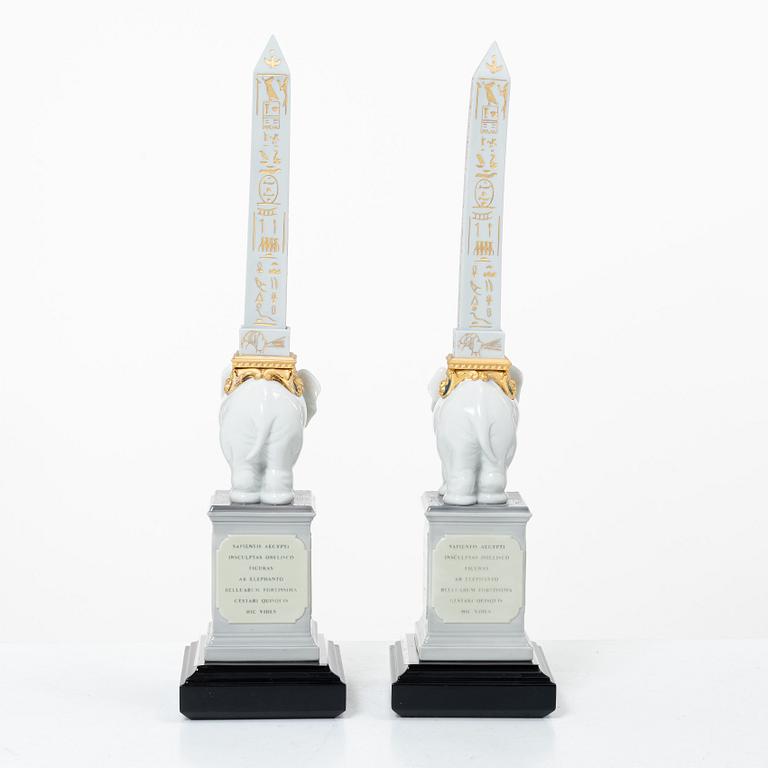 Lladró, figuriner, ett par, "Pulcini obelisk (golden white left)" samt "Pulcini obelisk (golden white right)", Spanien.