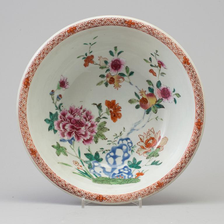 A famille rose export porcelain bowl, Qing dynasty, Qianlong (1736-95).