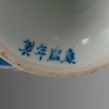 A blue and white dish on a high foot, late Qing dynasty (1644-1912).