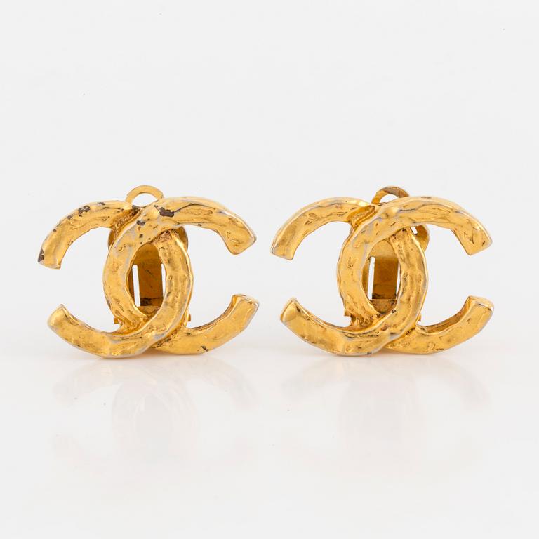 CHANEL, Earrings.