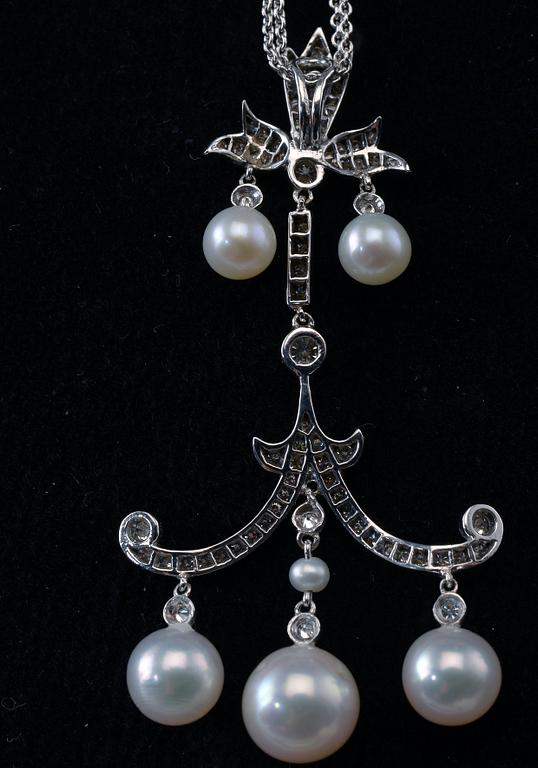 A SUITE OF JEWELLERY, brilliant cut diamonds c. 3.42 ct. Cultivated seawater pearls 4,5- 5,5 mm.