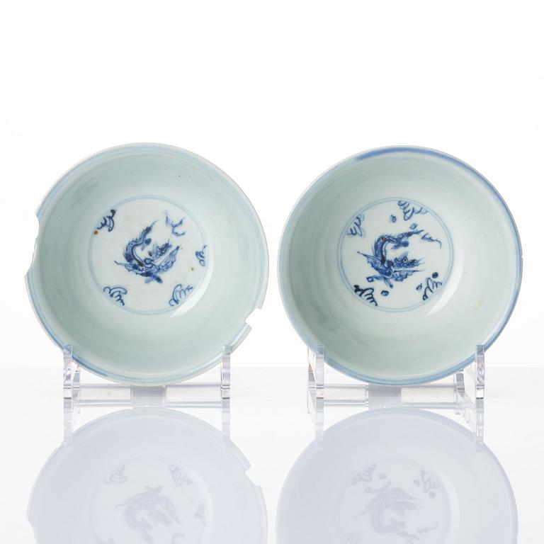 A pair of blue and white bowls, Ming dynasty (1368-1644).