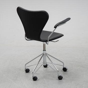 A 'Serie 7' swivel office chair by Arne Jacobsen for Fritz Hansen.