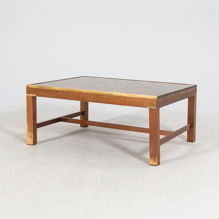 A late 20th century coffee table.