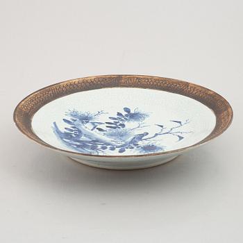 A pair of large blue and white serving dishes, late Qing dynasty/circa 1900.