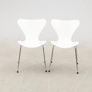 Arne Jacobsen, stolar, 2 st, "Sjuan", Fritz Hansen, Danmark, 2002.