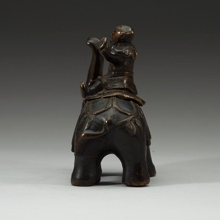 A bronze elephant container, Qing dynasty late 19th century.