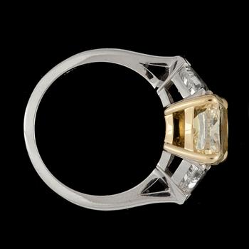 RING, modifierad kuddslipad diamant, 5.07 ct, samt två triangelslipade diamanter tot. 1.44 ct.