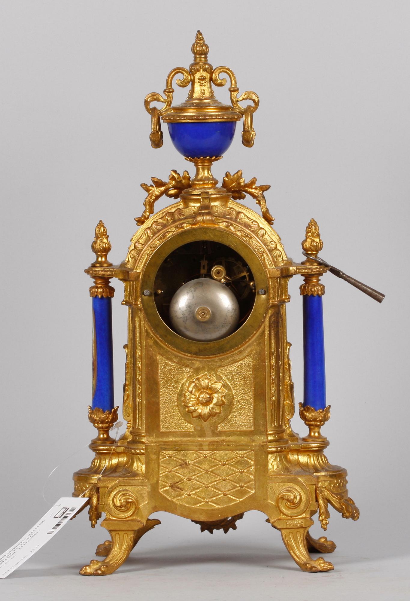 BORDSPENDYL, mässing, porslin, Ny Louis XVI, sekelskiftet 1800/1900.
