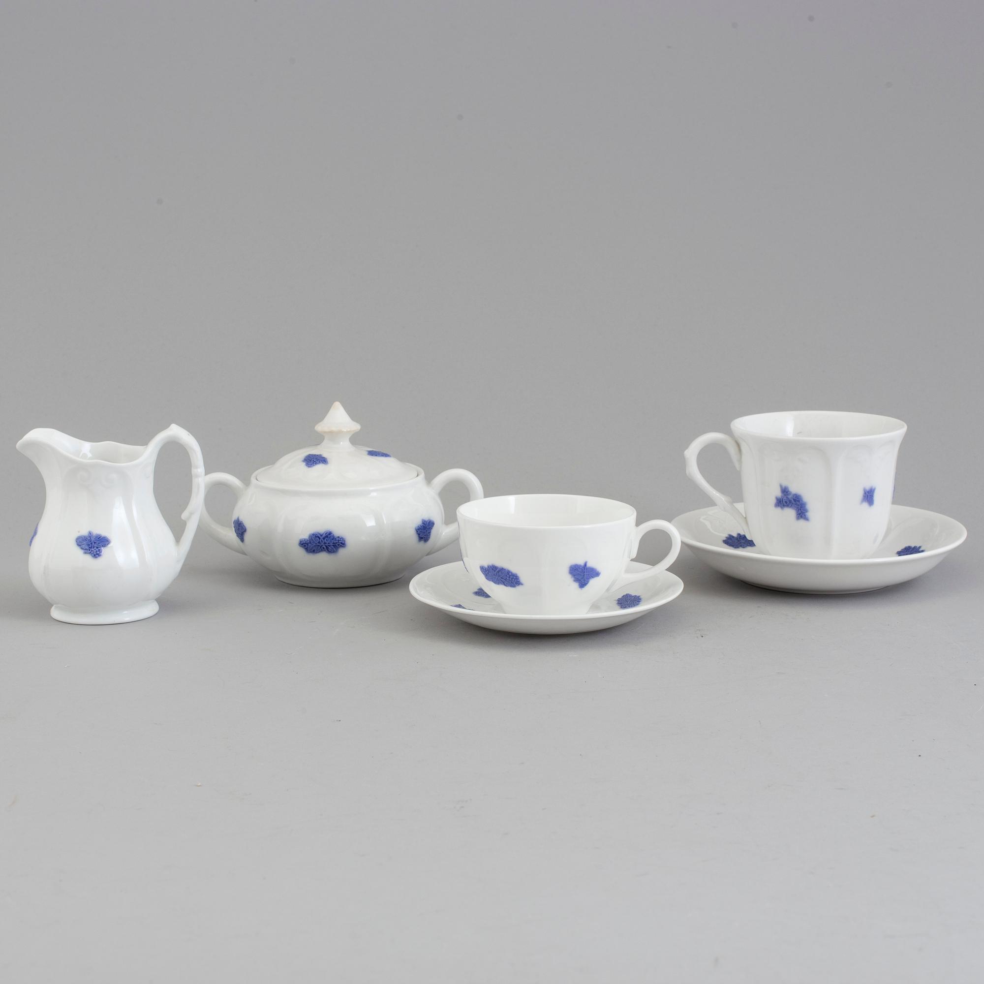 SERVISPORSLIN, 24 snarlika delar, "Blå Blom", Gustavsberg, 1900-tal.