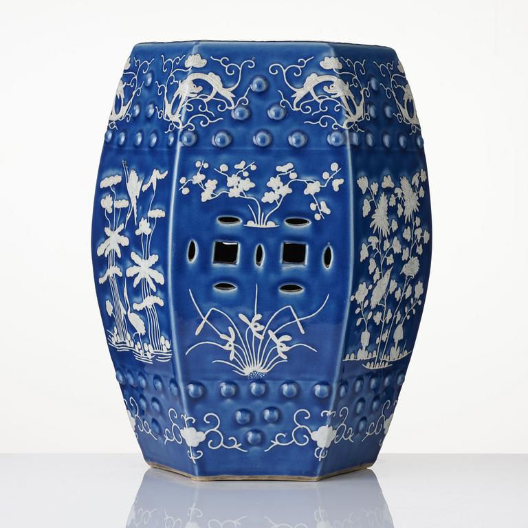 A slip decorated garden seat, late Qing dynasty/20th century.