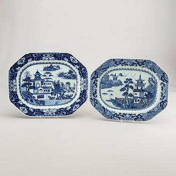 A pair of Chinese porcelain Qianlong plates.